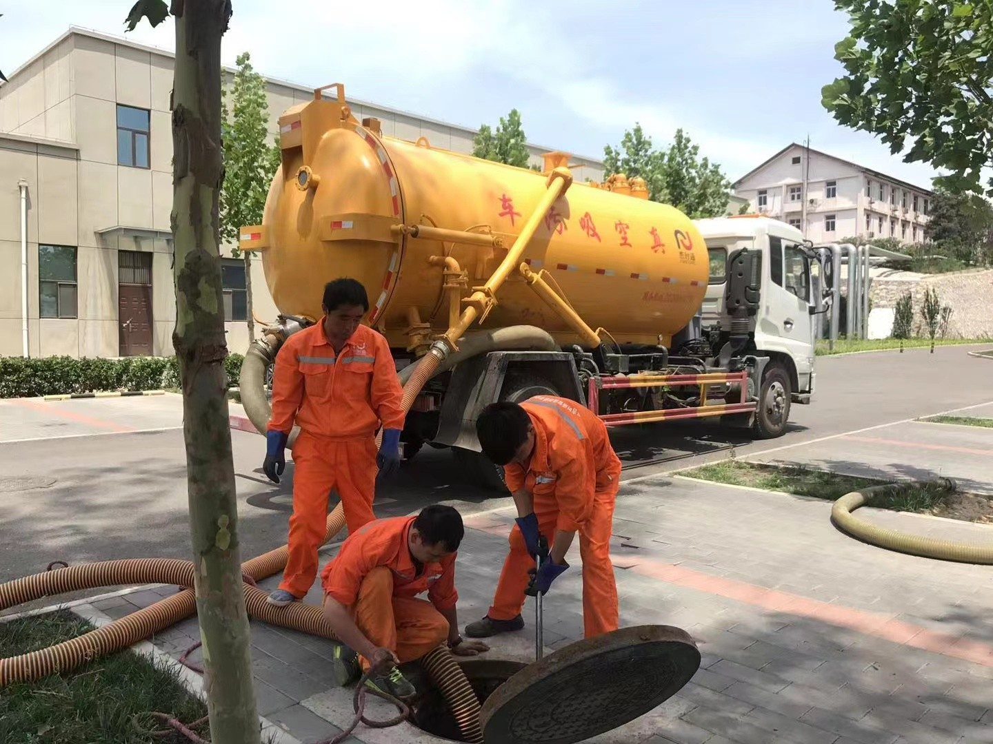 港南管道疏通车停在窨井附近