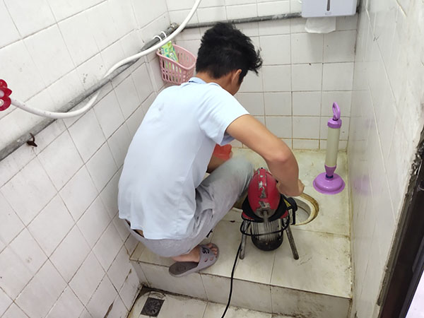港南管道堵塞冒臭气 专业师傅现场解决问题