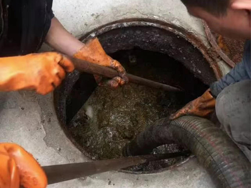 港南清理化粪池时如何避免沼气的危害?